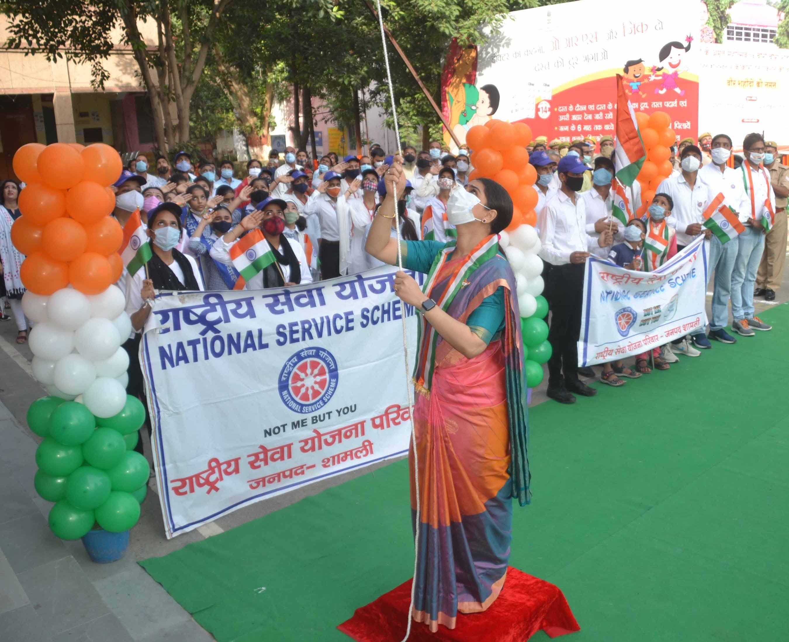 शामली कलेक्ट्रेट में झंडा फैराती डीएम जसजीत कौर शामली कलेक्ट्रेट में झंडा फैराती डीएम जसजीत कौर