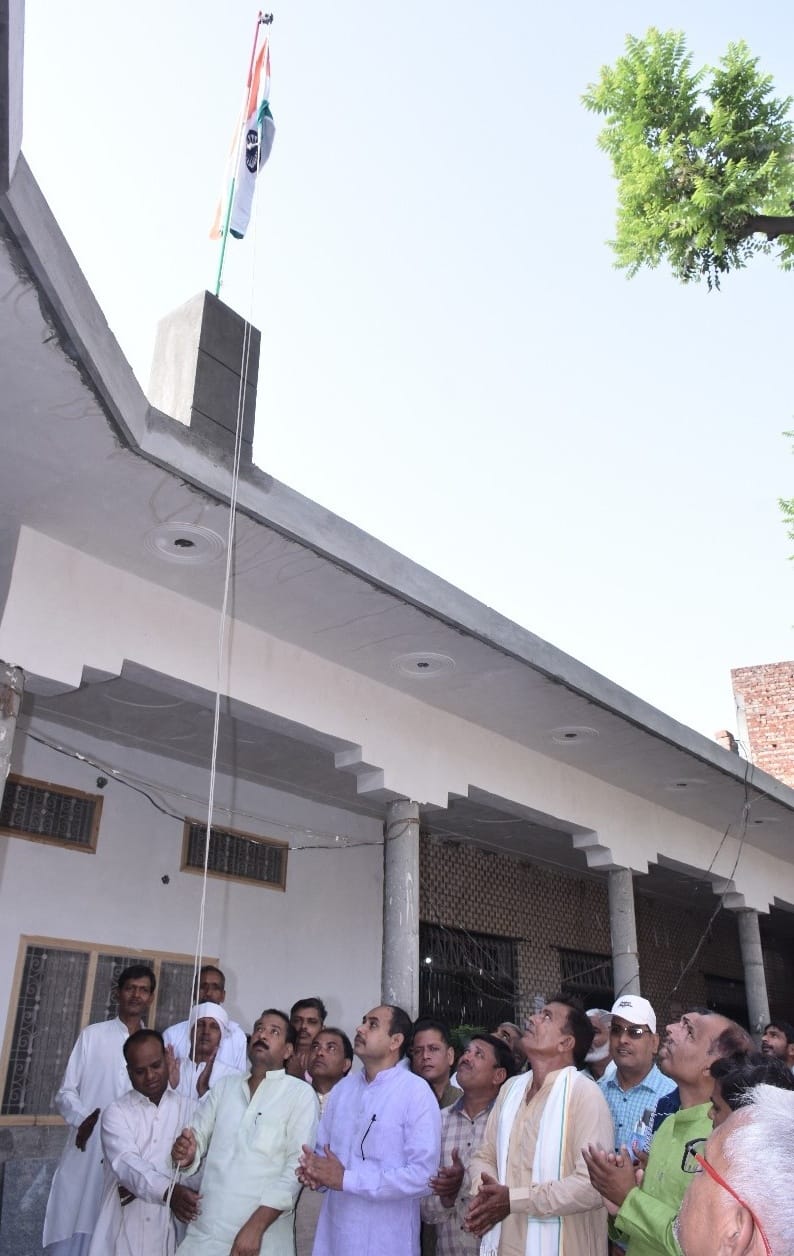 शामली सहारनपुर तिराहे पेट्रोल पंप पर झंडा  फैराते श्रीपाल गोयल