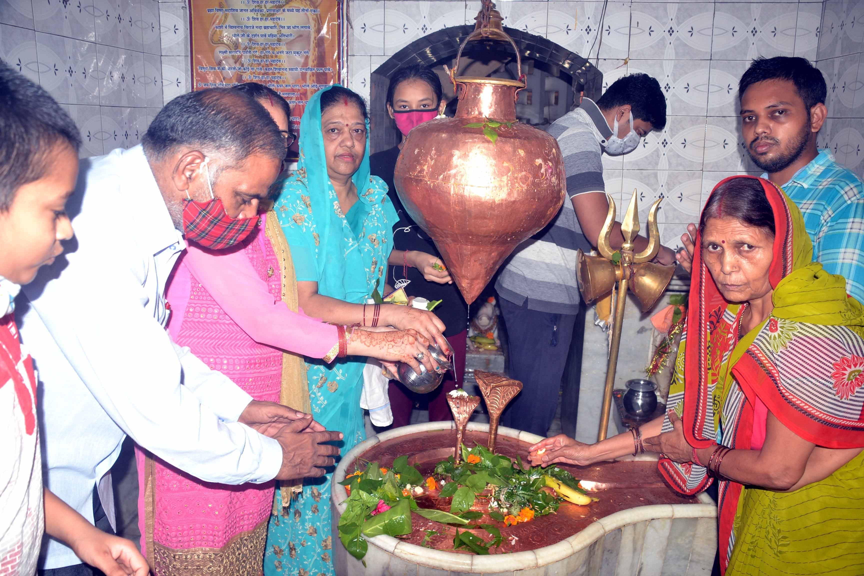 शामली के हनुमान धाम पर जलाभिषेक करते श्रद्धालु।