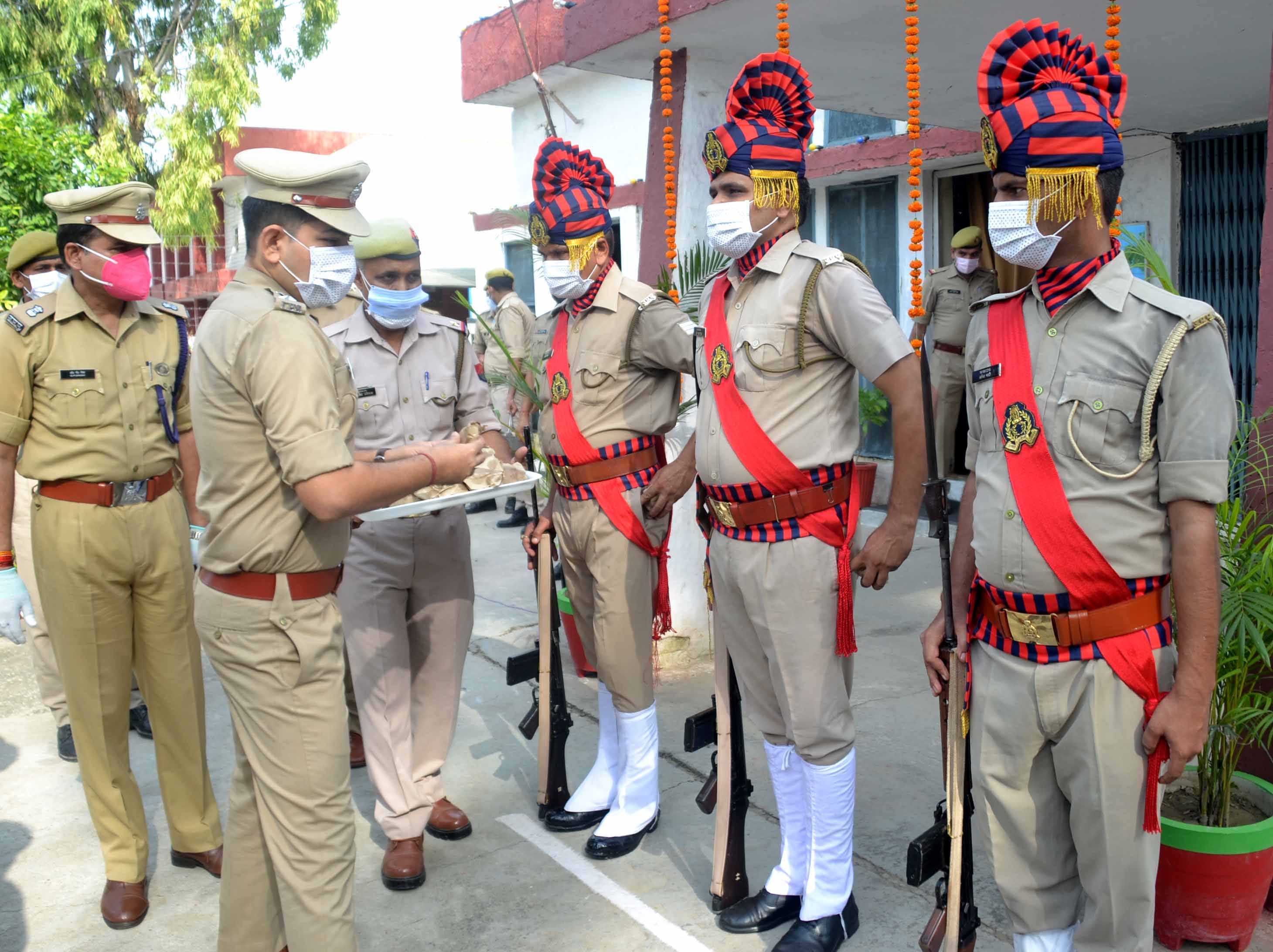 शामली पुलिस लाइन में स्वत्रंता दिवस पर मिठाई बांटते एसपी शामली पुलिस लाइन में स्वत्रंता दिवस पर मिठाई बांटते एसपी