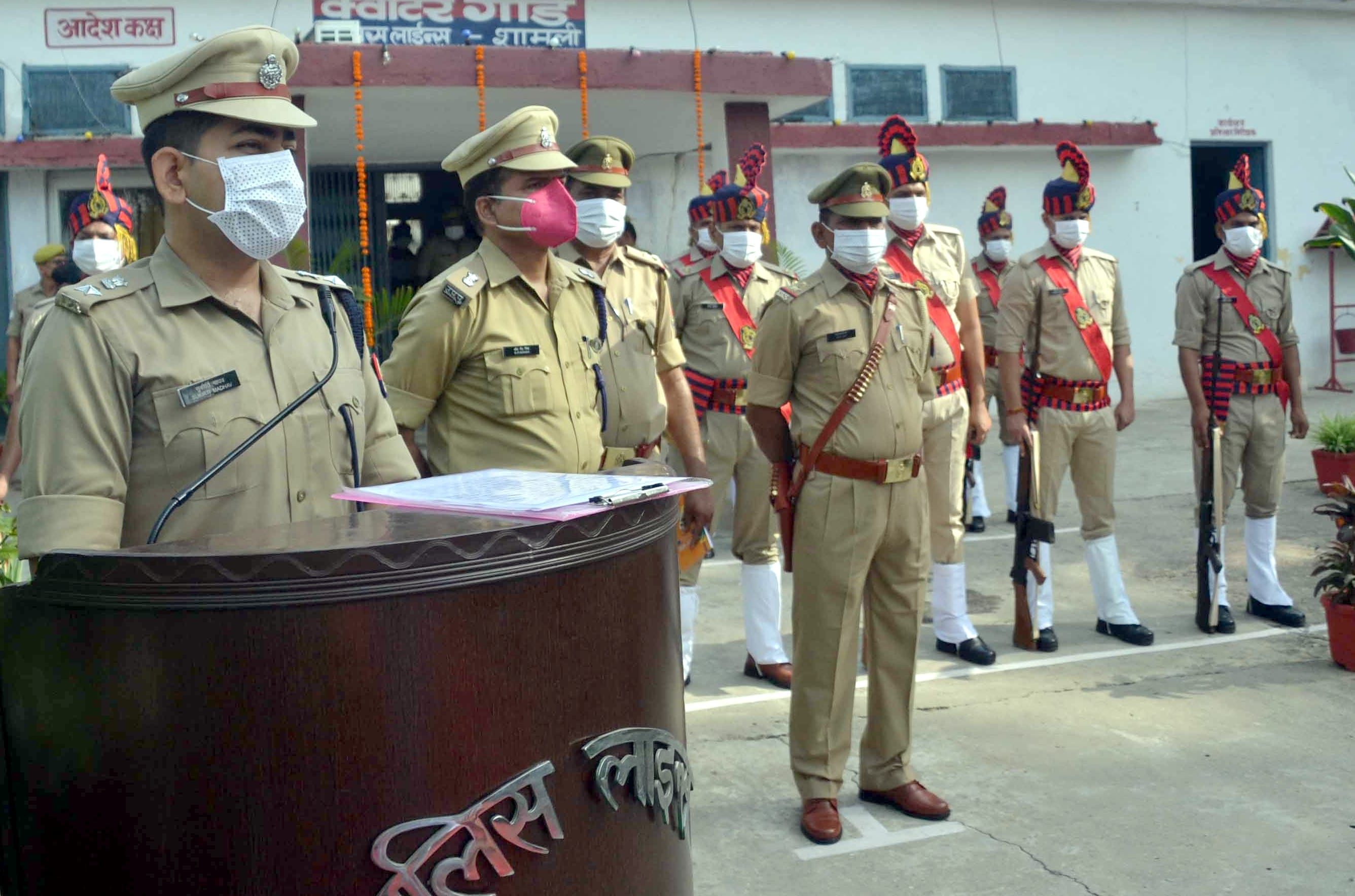शामली पुलिस लाइन में स्वत्रंता दिवस पर पुलिस कर्मियों को सम्बोधित करते एसपी सुकीर्ति माधव व एएस? शामली पुलिस लाइन में स्वत्रंता दिवस पर पुलिस कर्मियों को सम्बोधित करते एसपी सुकीर्ति माधव व एएस?