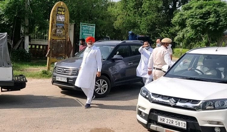 पैदल ही समारोह स्थल की ओर जाते भाजपा जिलाध्यक्ष बलदेव ग्रोहा।
