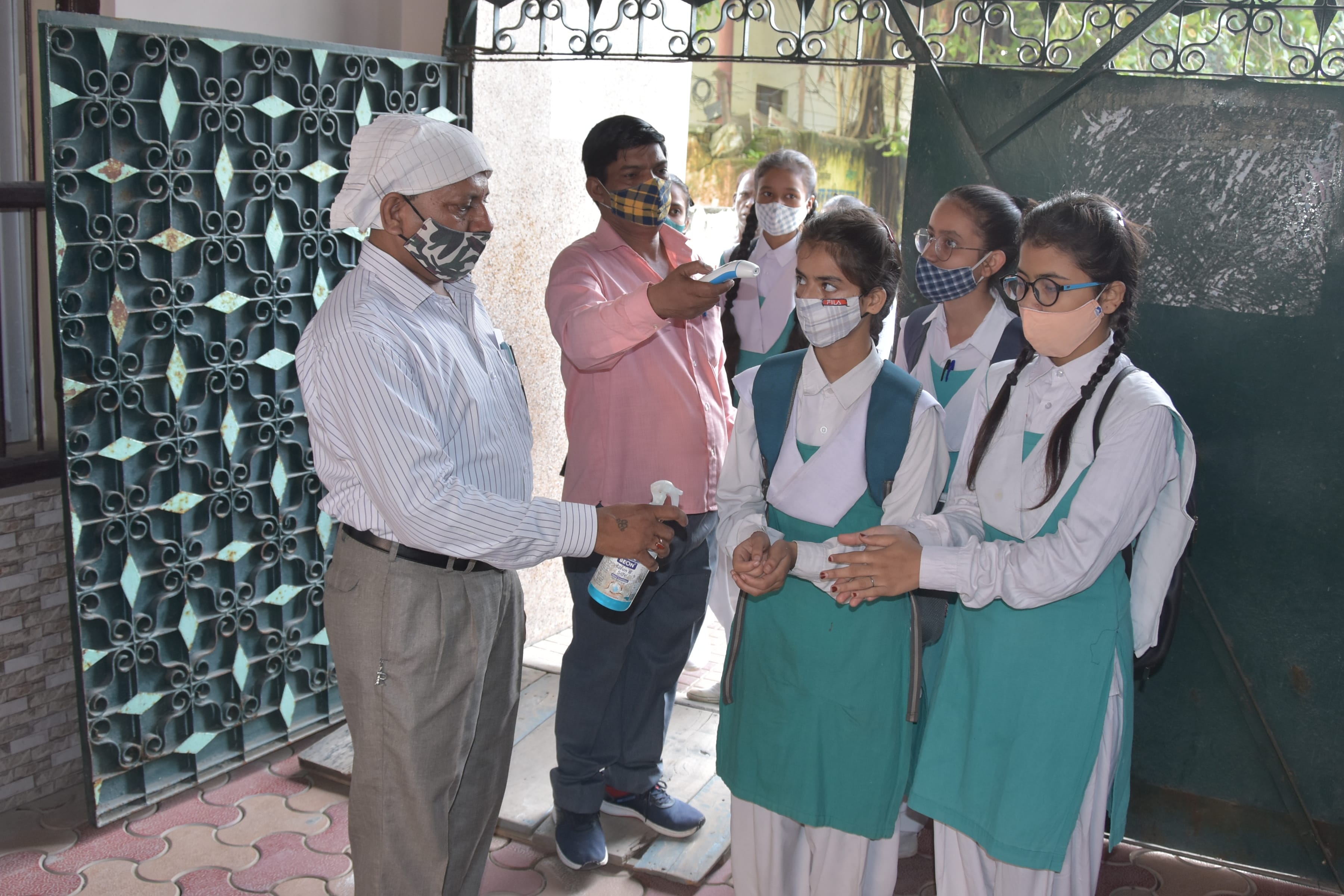 गुरूनानक गर्ल्स स्कूल पहुंचे छात्राओं की थर्मेल स्क्रीनिंग व सेनेटाईज करते शिक्षक