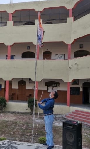 होली हेवन स्कूल झिंझाना में ध्वजारोहण करते प्रधानाचार्य होली हेवन स्कूल झिंझाना में ध्वजारोहण करते प्रधानाचार्य