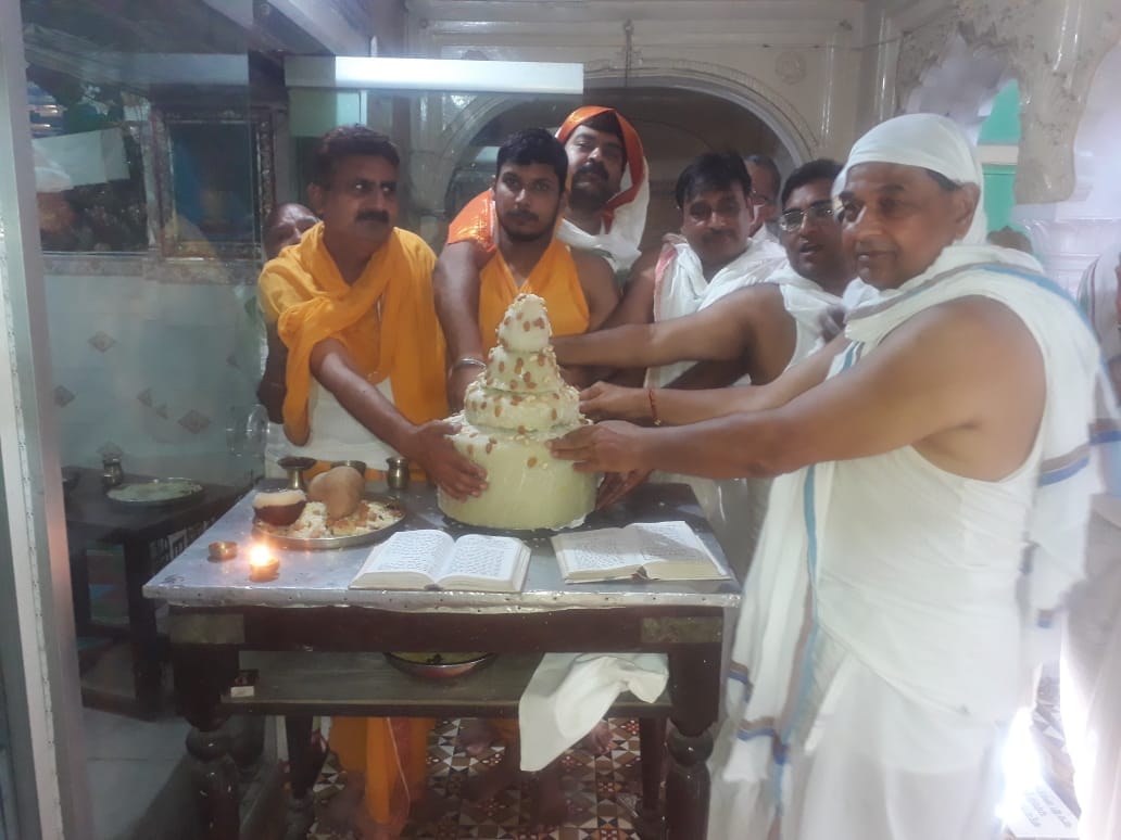 सरसावा में स्वामी पार्श्वनाथ को लड्डु चढाते जैन समाज के लोग सरसावा में स्वामी पार्श्वनाथ को लड्डु चढाते जैन समाज के लोग