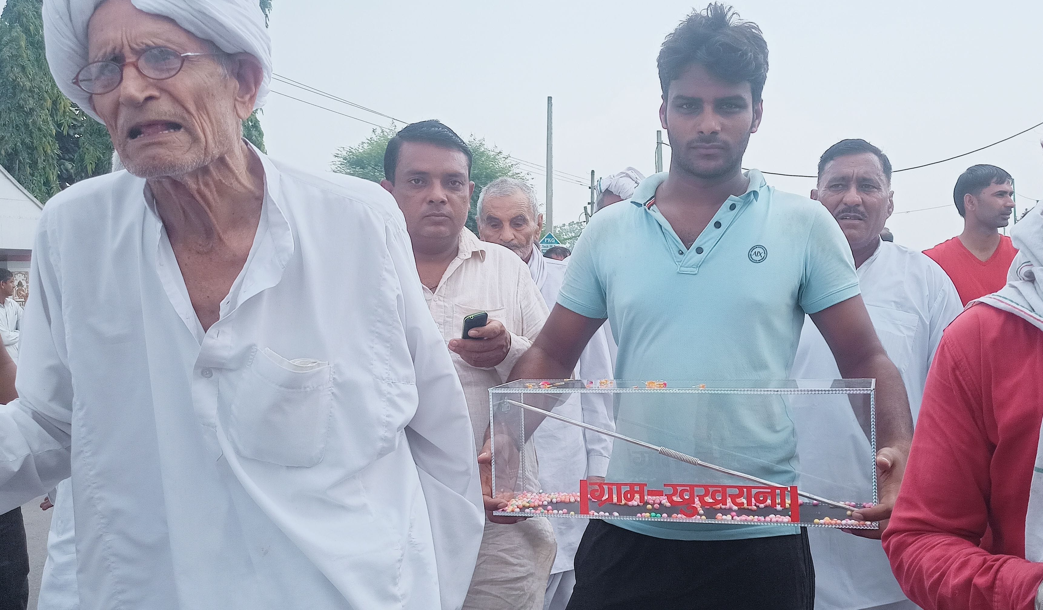 पानीपत। गांव खुखराना के ग्रामीण द्वारा नीरज चोपड़ा को चांदी का भाला भेंट करने के लिए इंतजार में ख पानीपत। गांव खुखराना के ग्रामीण द्वारा नीरज चोपड़ा को चांदी का भाला भेंट करने के लिए इंतजार में ख