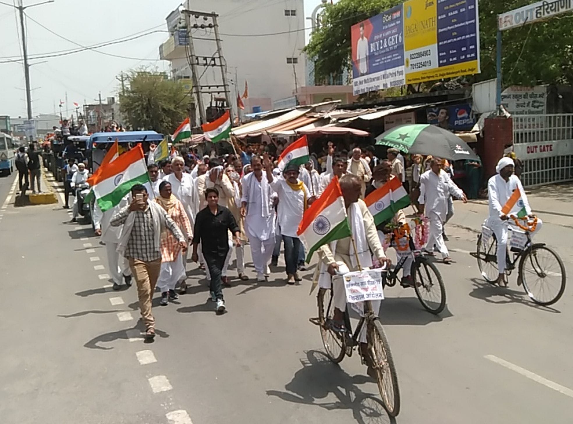    तिरंगा यात्रा में भाग लेने के लिए साइकिल पर सवार किसान।