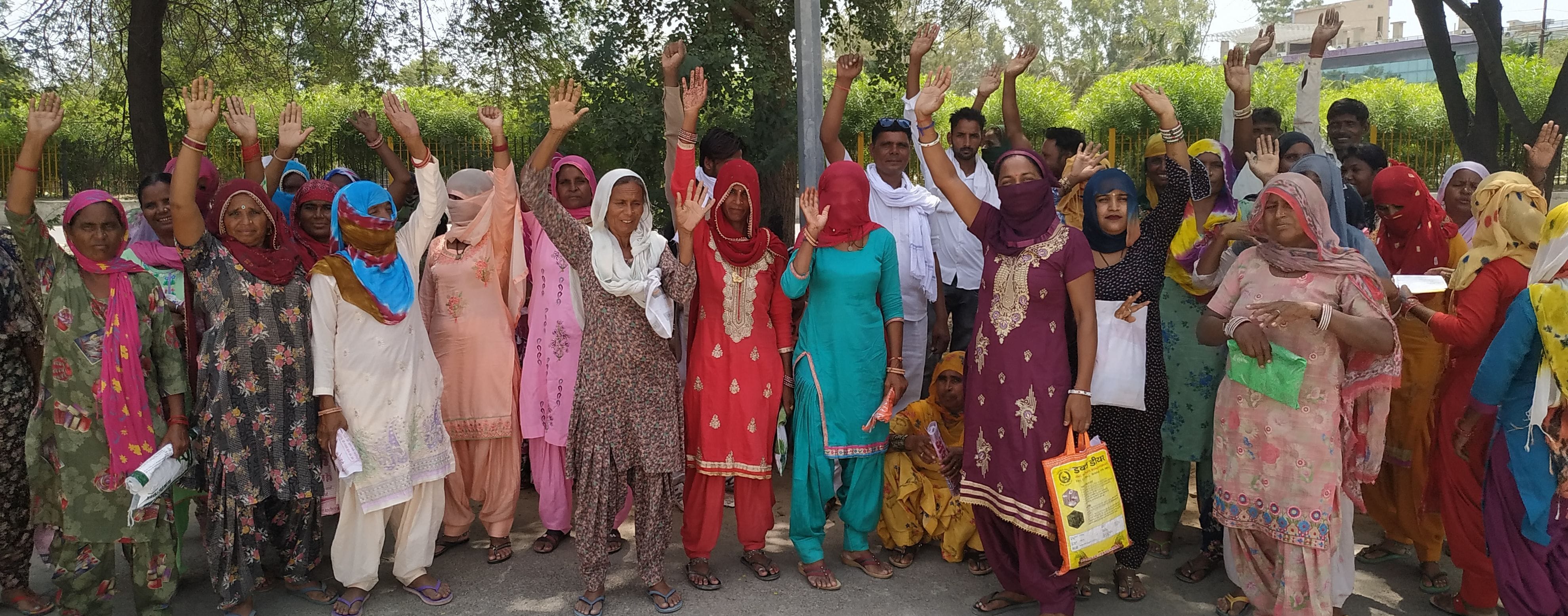 सिविल लाइन थाना के बाहर रोष प्रकट करती महिलाएं सिविल लाइन थाना के बाहर रोष प्रकट करती महिलाएं
