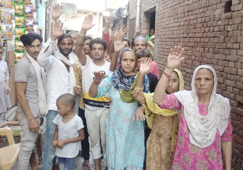 कांधला के मोहल्ला शेखजादगान में पालिका प्रशासन के खिलाफ प्रदर्शन करते मोहल्ले के लोग कांधला के मोहल्ला शेखजादगान में पालिका प्रशासन के खिलाफ प्रदर्शन करते मोहल्ले के लोग