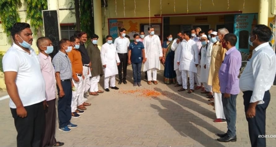 जलालाबाद नगर पंचायत कार्यालय में ध्वजारोहण करते चेयरमैन व अन्य कर्मचारी गण जलालाबाद नगर पंचायत कार्यालय में ध्वजारोहण करते चेयरमैन व अन्य कर्मचारी गण