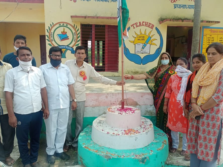 जलालाबाद के पूर्व माध्यमिक विद्यालय असदुल्लापुर में ध्वजारोहण करतीं ग्राम प्रधान रविता देवी।