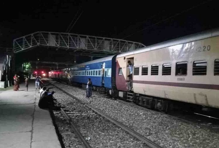 कंचौसी रेलवे स्टेशन के डाउन लाइन पर खड़ी बीकानेर एक्सप्रेस