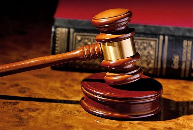 Gujarat: Terdakwa Melempar Sandal ke Hakim di Pengadilan Surat Setelah Terkejut Mendengar Hukuman Seumur Hidup