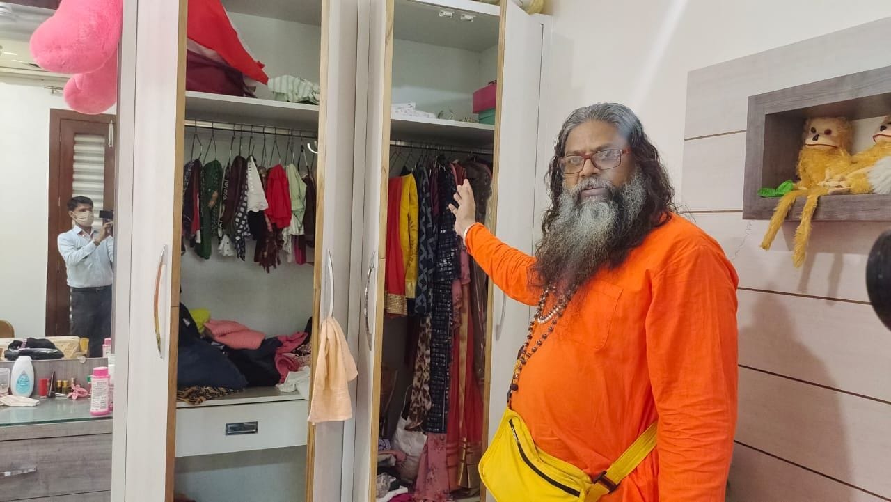 चोरी की घटना की जानकारी देते महाराज राजेश्वरानंद। चोरी की घटना की जानकारी देते महाराज राजेश्वरानंद।