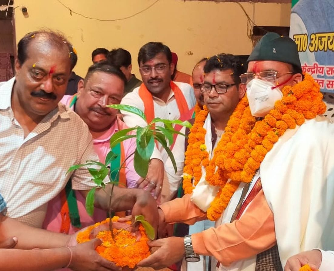 जसपुर में केंद्रीय राज्य मंत्री अजय भट्ट का स्वागत करते भाजपाई।