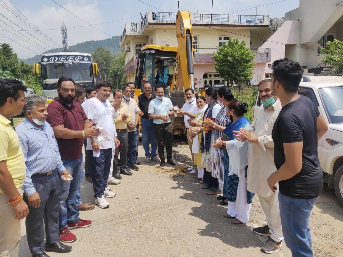 दो घंटे बाद भाजपा के पूर्व विधायक केएल ठाकुर शुभारंभ करते हुए। -संवाद दो घंटे बाद भाजपा के पूर्व विधायक केएल ठाकुर शुभारंभ करते हुए। -संवाद