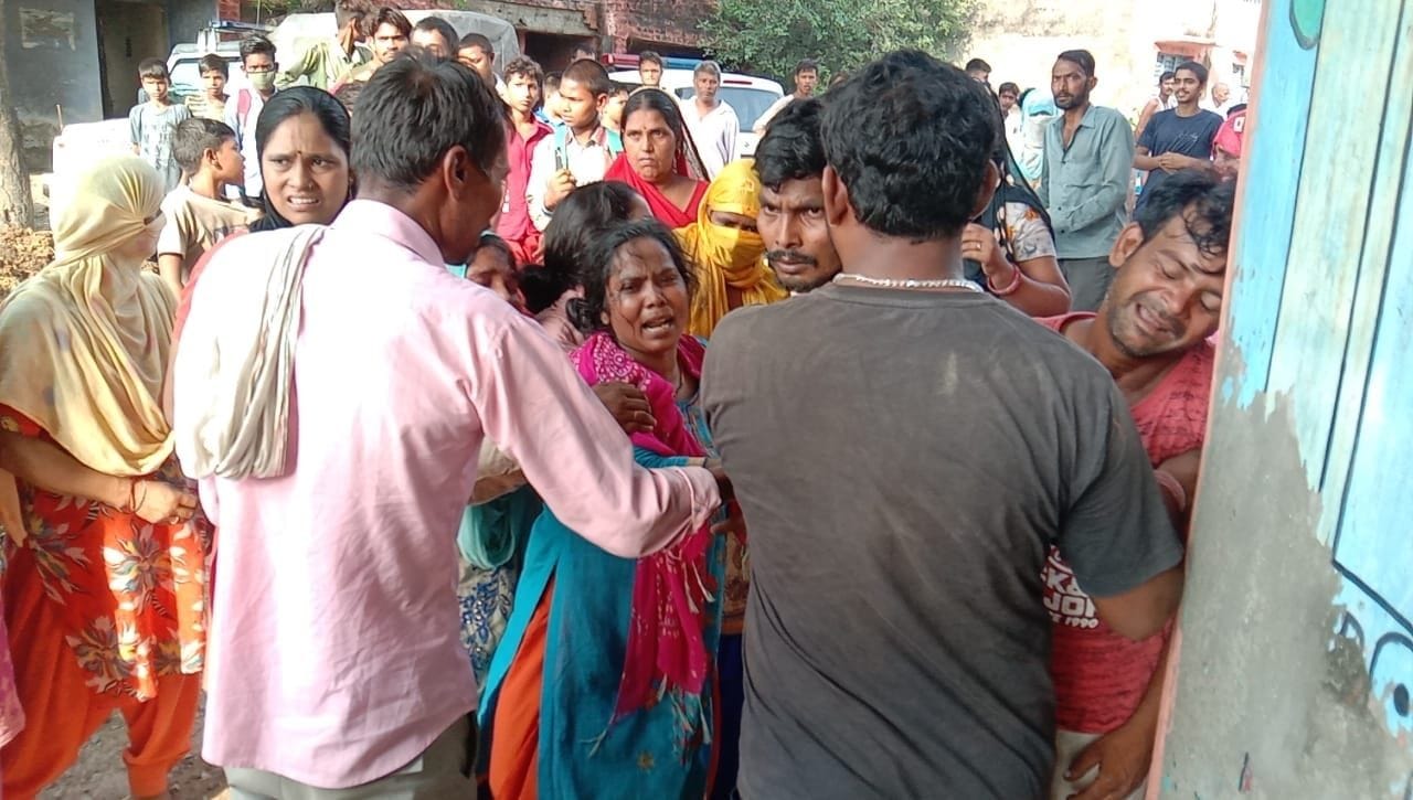 गांव जठेड़ी में युवक की मौत के बाद विलाप करती बुआ व अन्य परिजन।