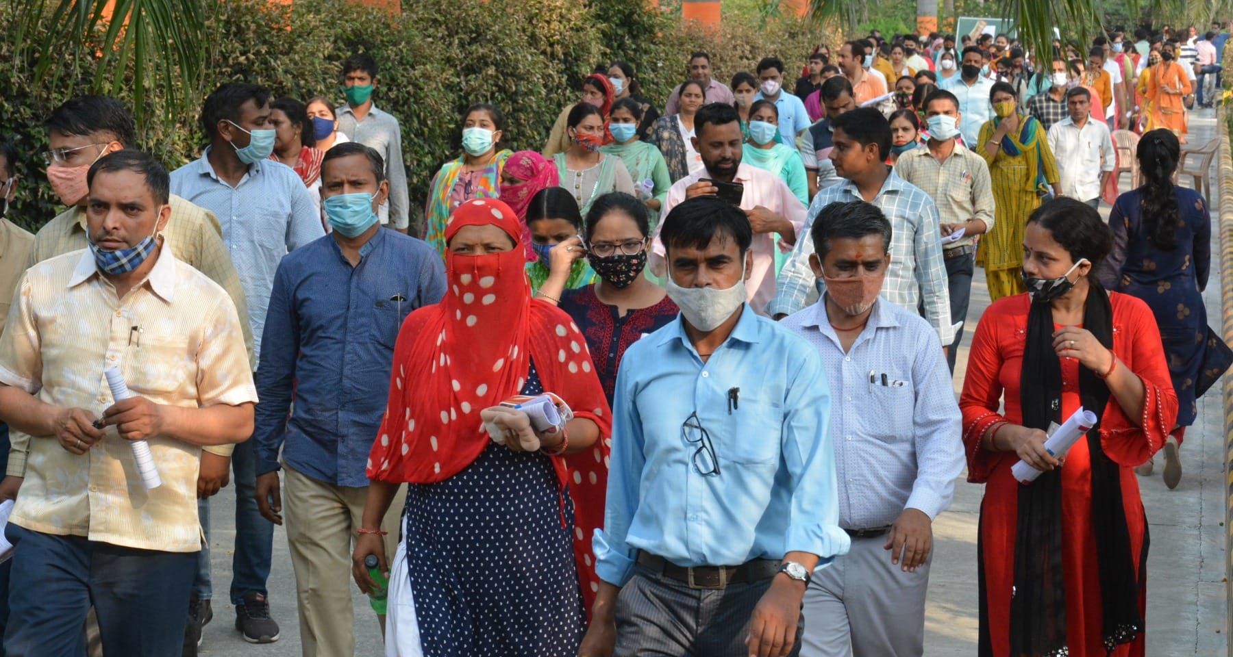 परीक्षा देकर डीएवी इंटर कालेज परीक्षा केद्र से बाहर आते पीजीटी परीक्षार्थी। परीक्षा देकर डीएवी इंटर कालेज परीक्षा केद्र से बाहर आते पीजीटी परीक्षार्थी।