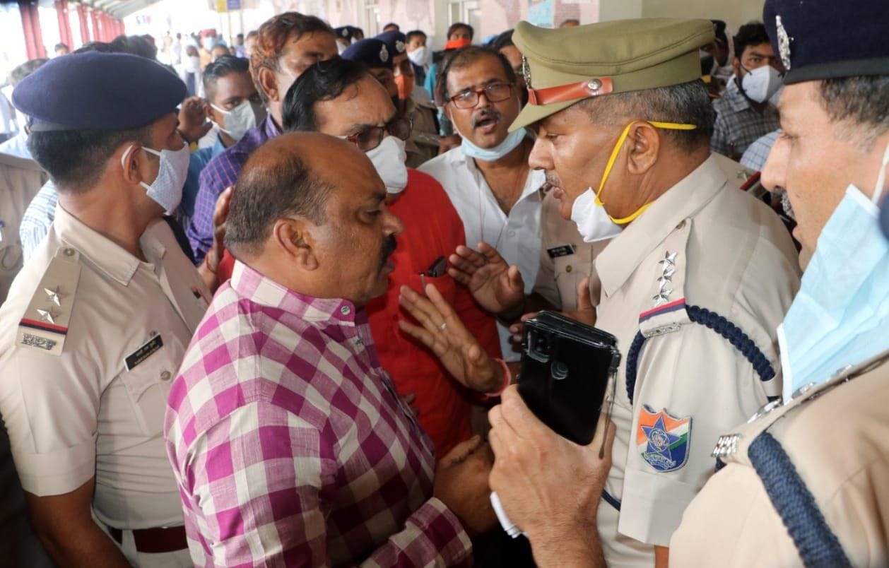 रेलवे स्टेशन पर निरीक्षण को पहुंचे रेल महाप्रबंधक आशुतोष गंगल को ज्ञापन देने पहुंचे भाजपाइयों क रेलवे स्टेशन पर निरीक्षण को पहुंचे रेल महाप्रबंधक आशुतोष गंगल को ज्ञापन देने पहुंचे भाजपाइयों क