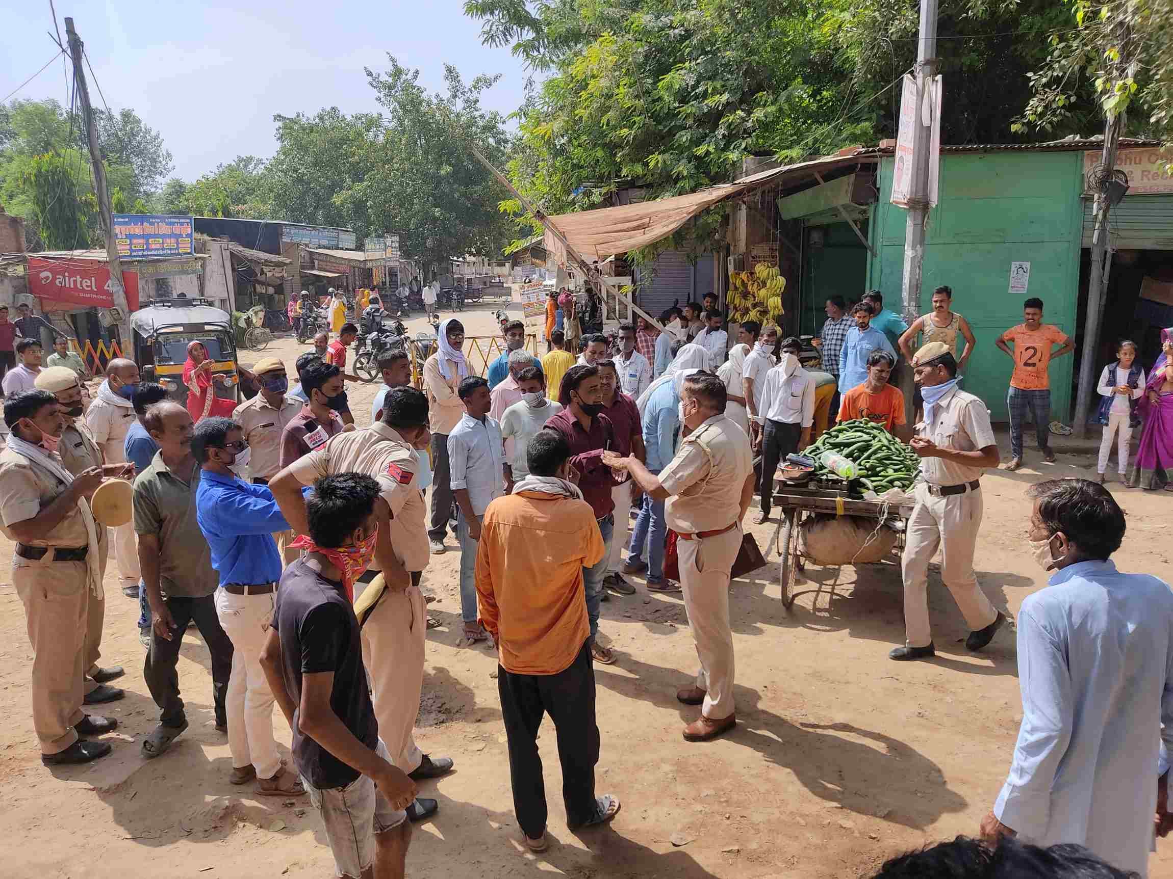 जाम लगा रहे लोगों को समझाते एसआई कृपाल सिंह।