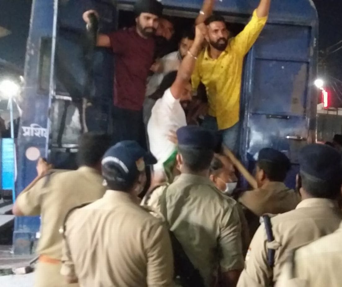 जसपुर में किसानों को गिरफ्तार करती पुलिस।