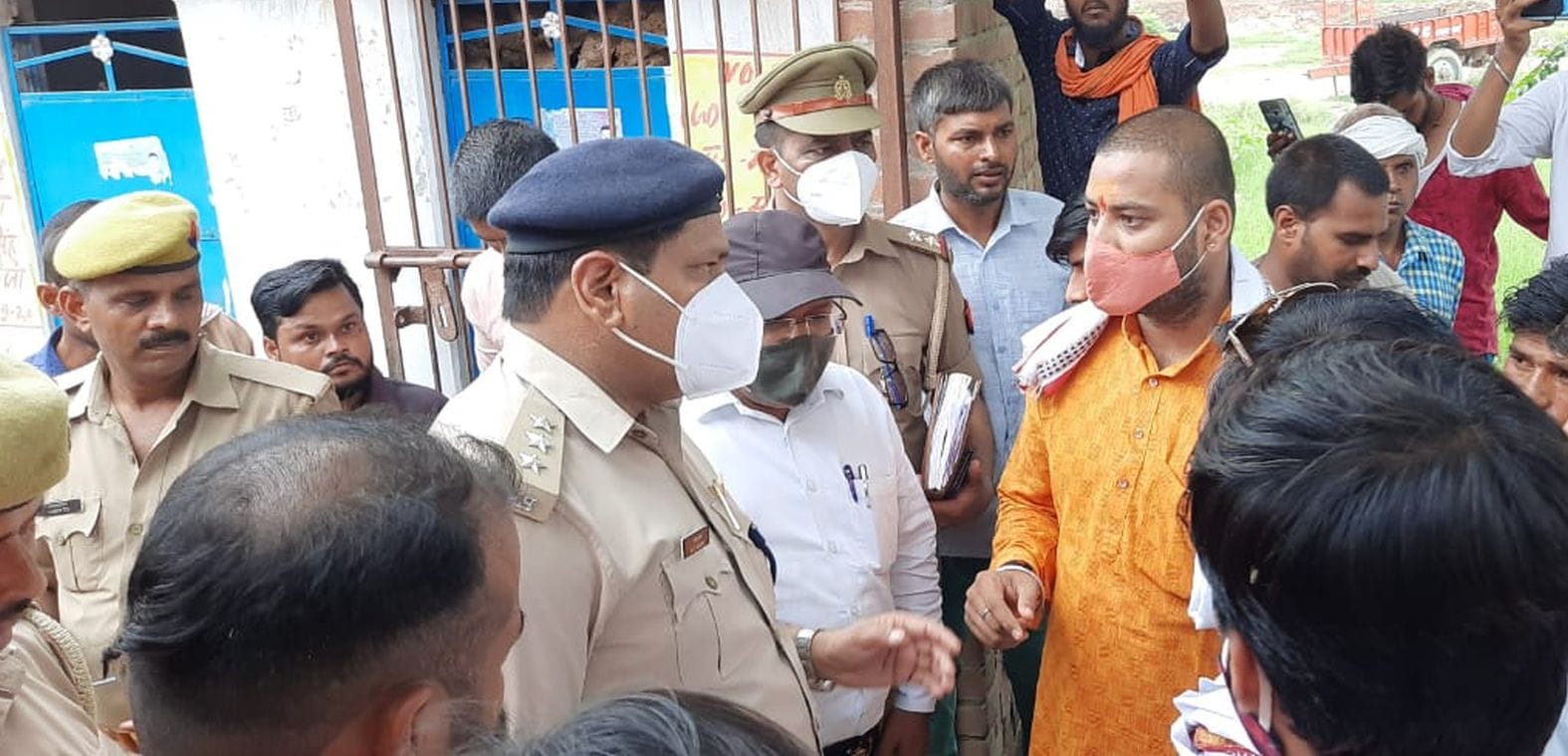 गांव पतौजा में सीओ से नोकझोंक करते विश्व हिंदू परिषद व बजरंगदल के कार्यकर्ता। संवाद गांव पतौजा में सीओ से नोकझोंक करते विश्व हिंदू परिषद व बजरंगदल के कार्यकर्ता। संवाद