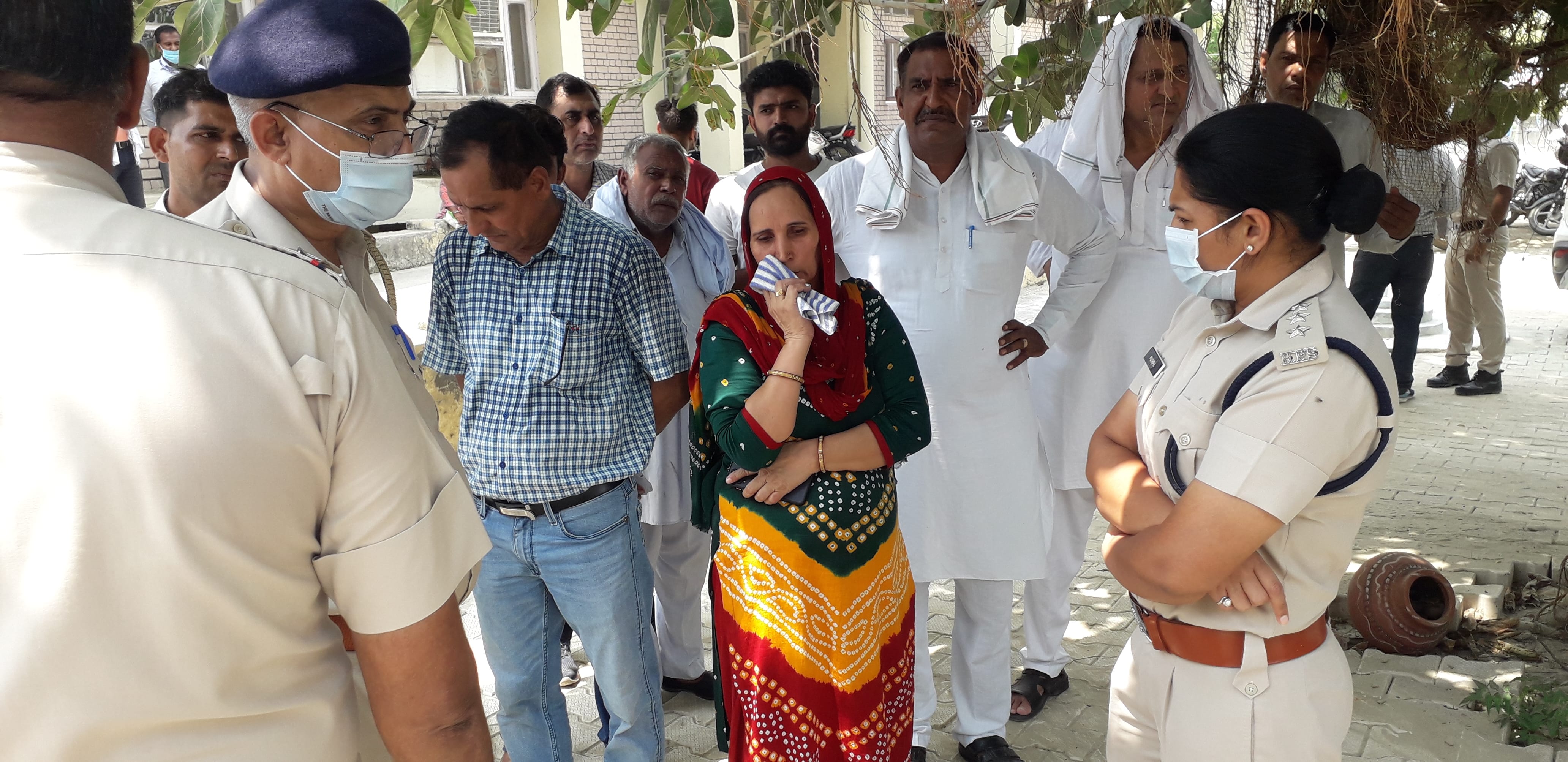 परिजनों से बातचीत करते डीएसपी पुष्पा खत्री। संवाद। परिजनों से बातचीत करते डीएसपी पुष्पा खत्री। संवाद।