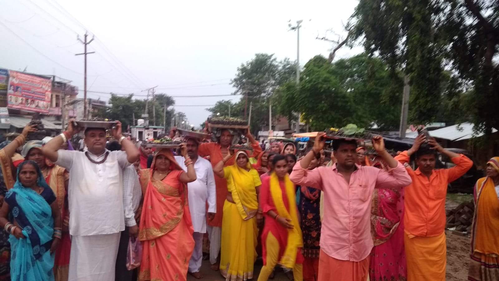 जरिया महादेव मंदिर में बन रहे पार्थिव शिवलिंग को ले जाते श्रद्धालु जरिया महादेव मंदिर में बन रहे पार्थिव शिवलिंग को ले जाते श्रद्धालु