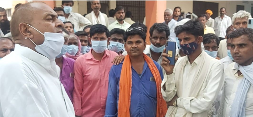 कटौती के विरोध में एसडीएम दातागंज के कार्यालय का घेराव करते ग्रामीण। संवाद कटौती के विरोध में एसडीएम दातागंज के कार्यालय का घेराव करते ग्रामीण। संवाद