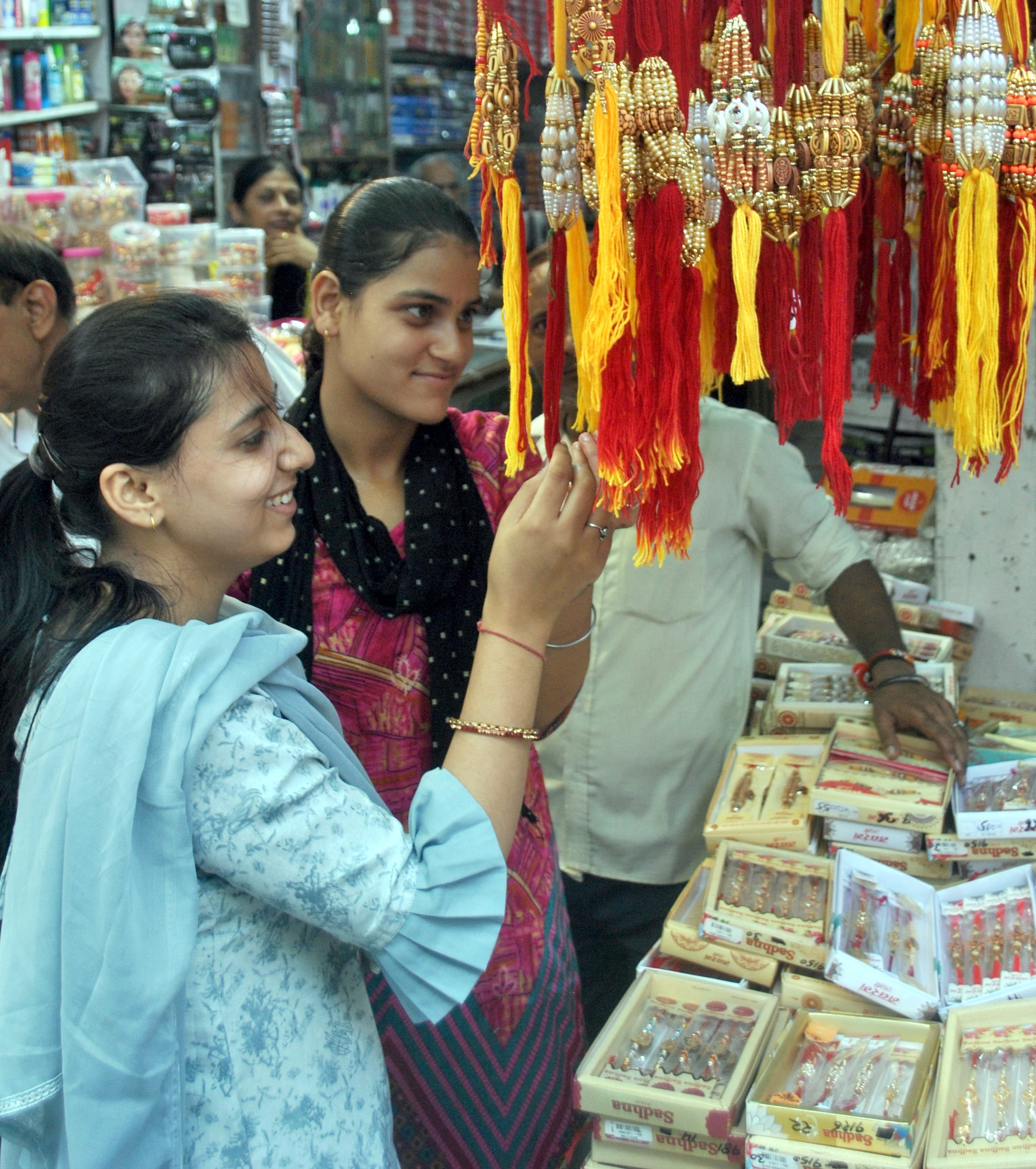 शामली में रक्षा बंधन पर राखी की खरीदारी करती युवतियां