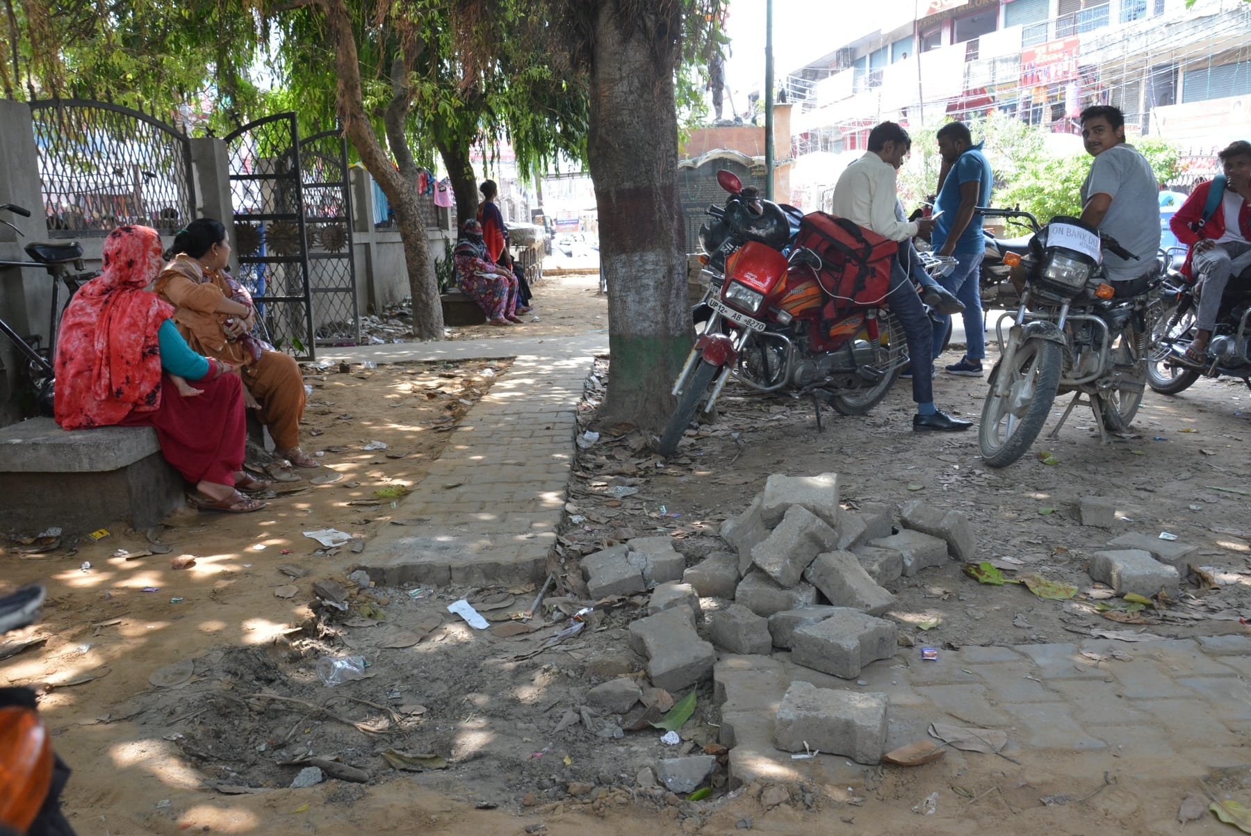 झांसी रानी पार्क में टूटा पैदल पथ व बदहाल पार्क। झांसी रानी पार्क में टूटा पैदल पथ व बदहाल पार्क।