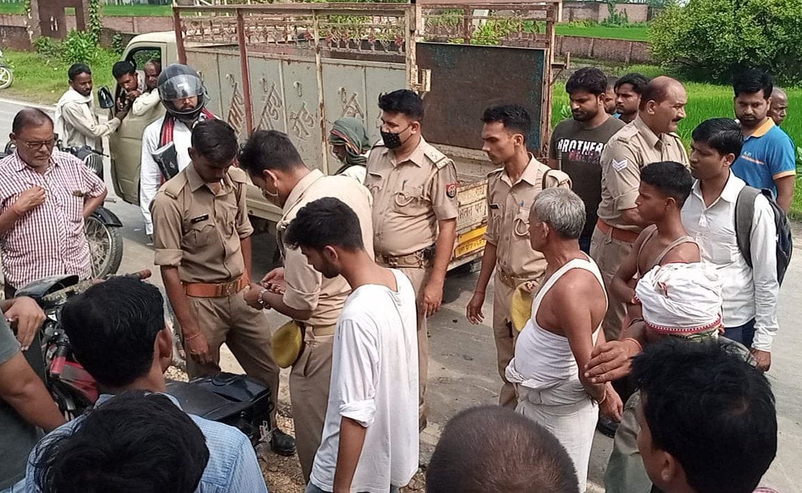 पट्टी से चिलबिला रोड़ स्थित बनी में सड़क हादसे में बाइक सवार युवक की मौत के बाद जुटी भीड़। संवाद पट्टी से चिलबिला रोड़ स्थित बनी में सड़क हादसे में बाइक सवार युवक की मौत के बाद जुटी भीड़। संवाद