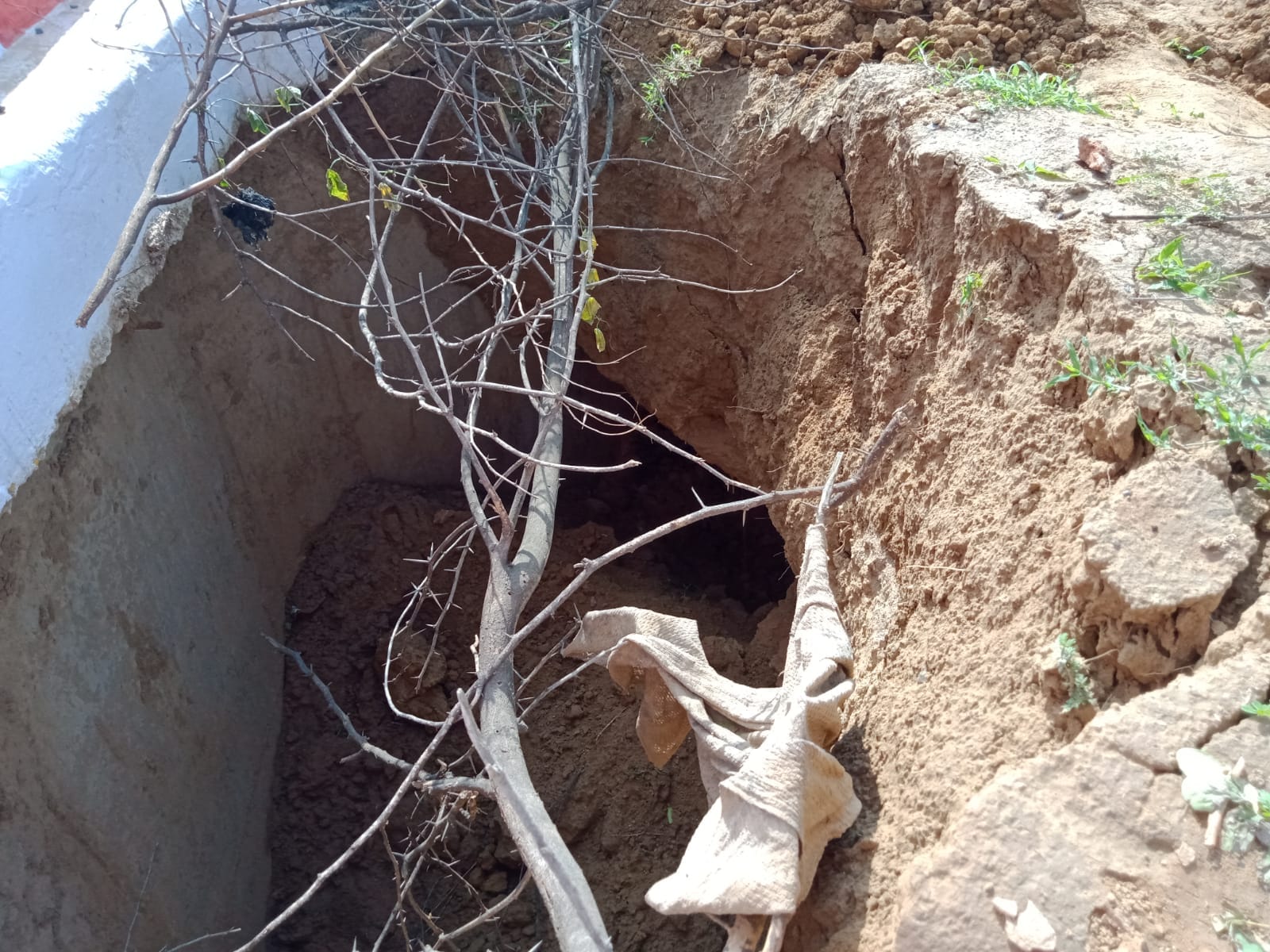 फोटो संख्या 25- क्वारी नदी की पुलिया की टूटी एप्रोच फोटो संख्या 25- क्वारी नदी की पुलिया की टूटी एप्रोच