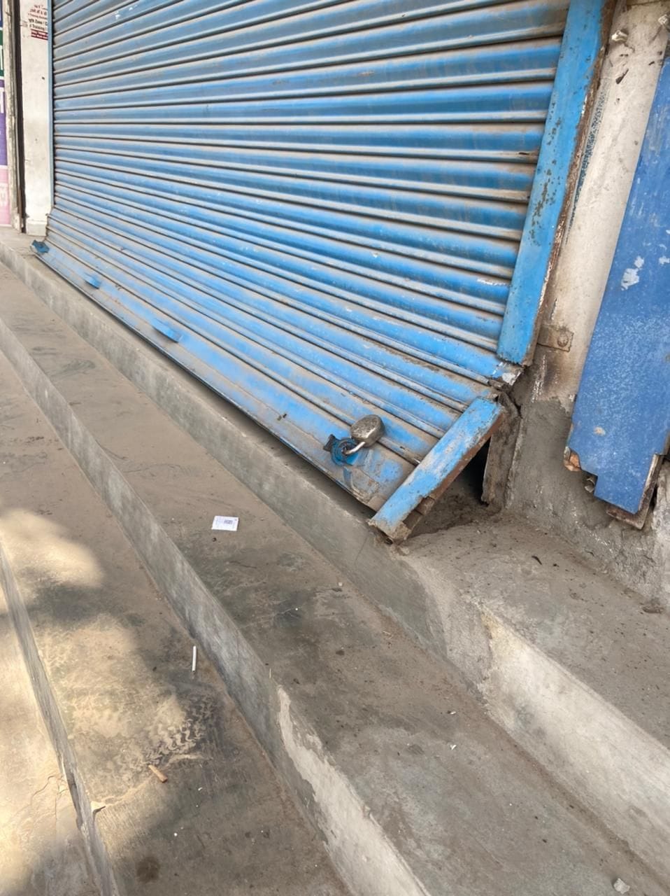 चोरों द्वारा काटा गया दुकान का शटर। चोरों द्वारा काटा गया दुकान का शटर।