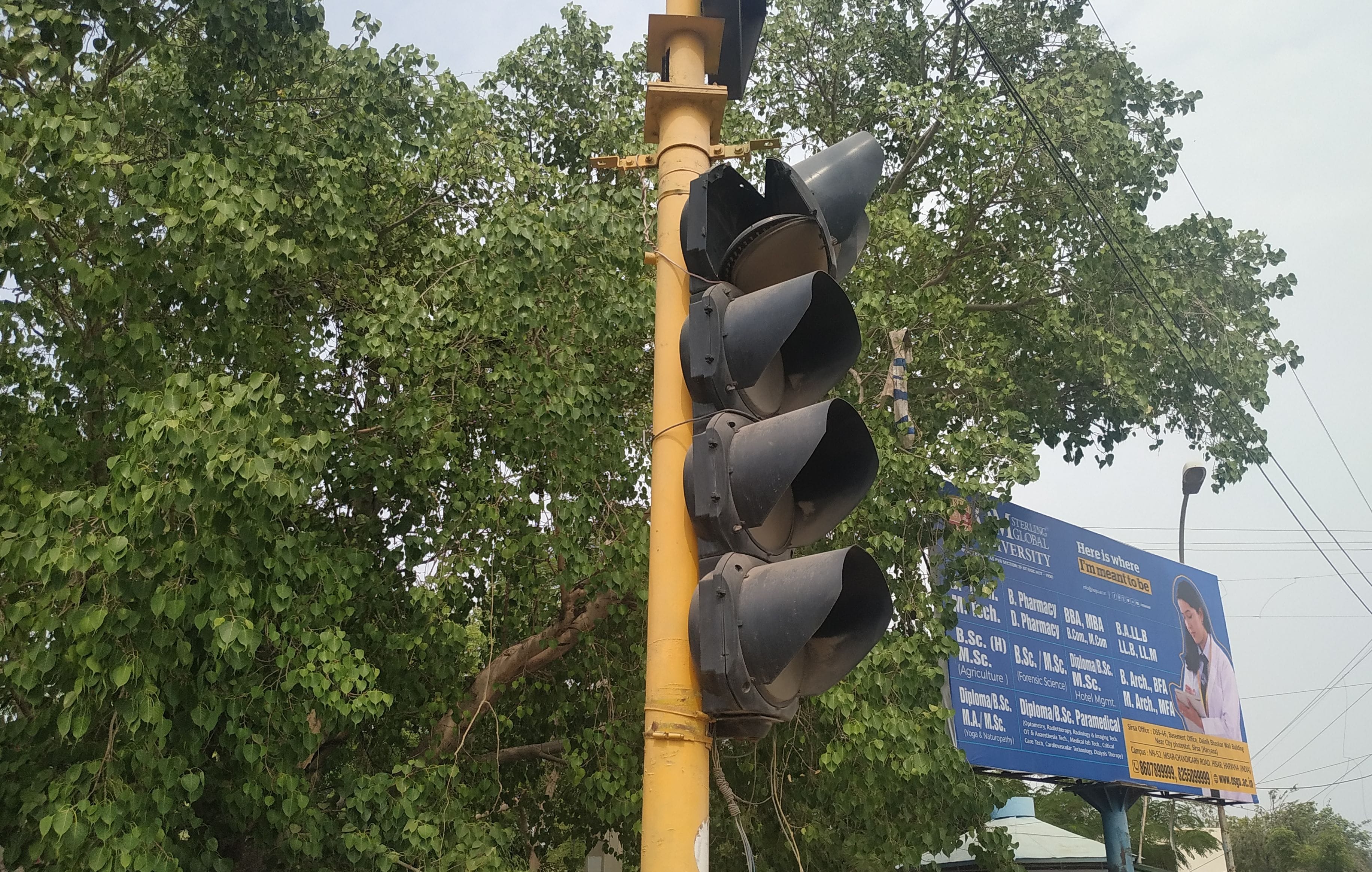 बंदा सिंह बहादुर चौक पर टूटी पड़ी लाइट ।