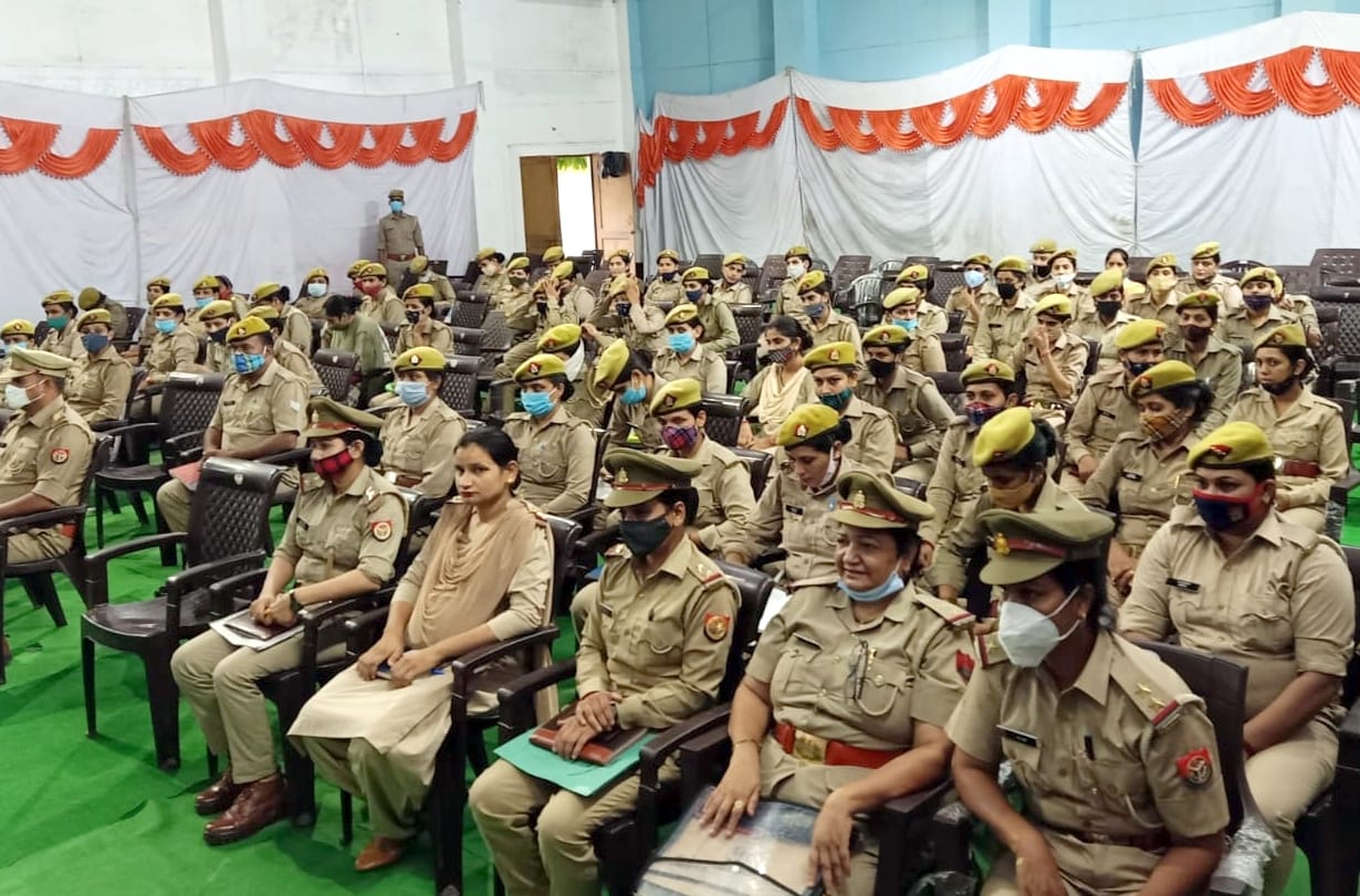 बिजनौर पुलिस लाइन में मिशन शक्ति के तहत आयोजित प्रशिक्षण में उपस्थित महिला पुलिसकर्मी। बिजनौर पुलिस लाइन में मिशन शक्ति के तहत आयोजित प्रशिक्षण में उपस्थित महिला पुलिसकर्मी।
