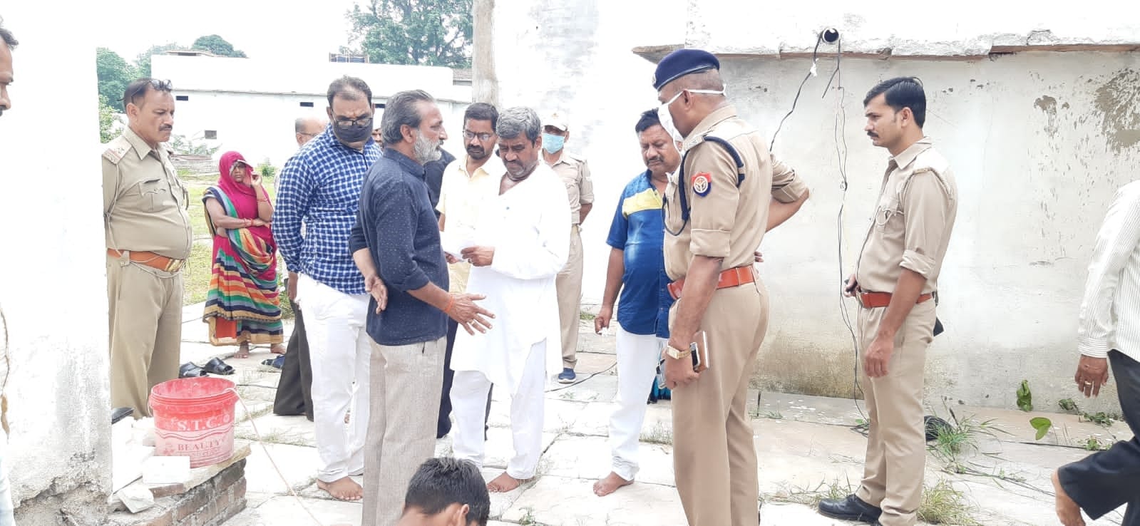 मन्दिर के पदाधिकारी से बात करते सी ओ मन्दिर के पदाधिकारी से बात करते सी ओ