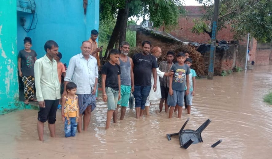 नजीबाबाद के गांव खैरूल्लापुर में पहुंचा मालन नदी का पानी।
