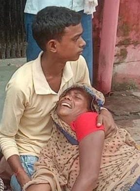 रोते बिलखते खुशी के परिजन। संवाद रोते बिलखते खुशी के परिजन। संवाद