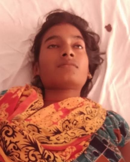 सीएचसी में भर्ती करंट की चपेट में आई संगीता। संवाद सीएचसी में भर्ती करंट की चपेट में आई संगीता। संवाद