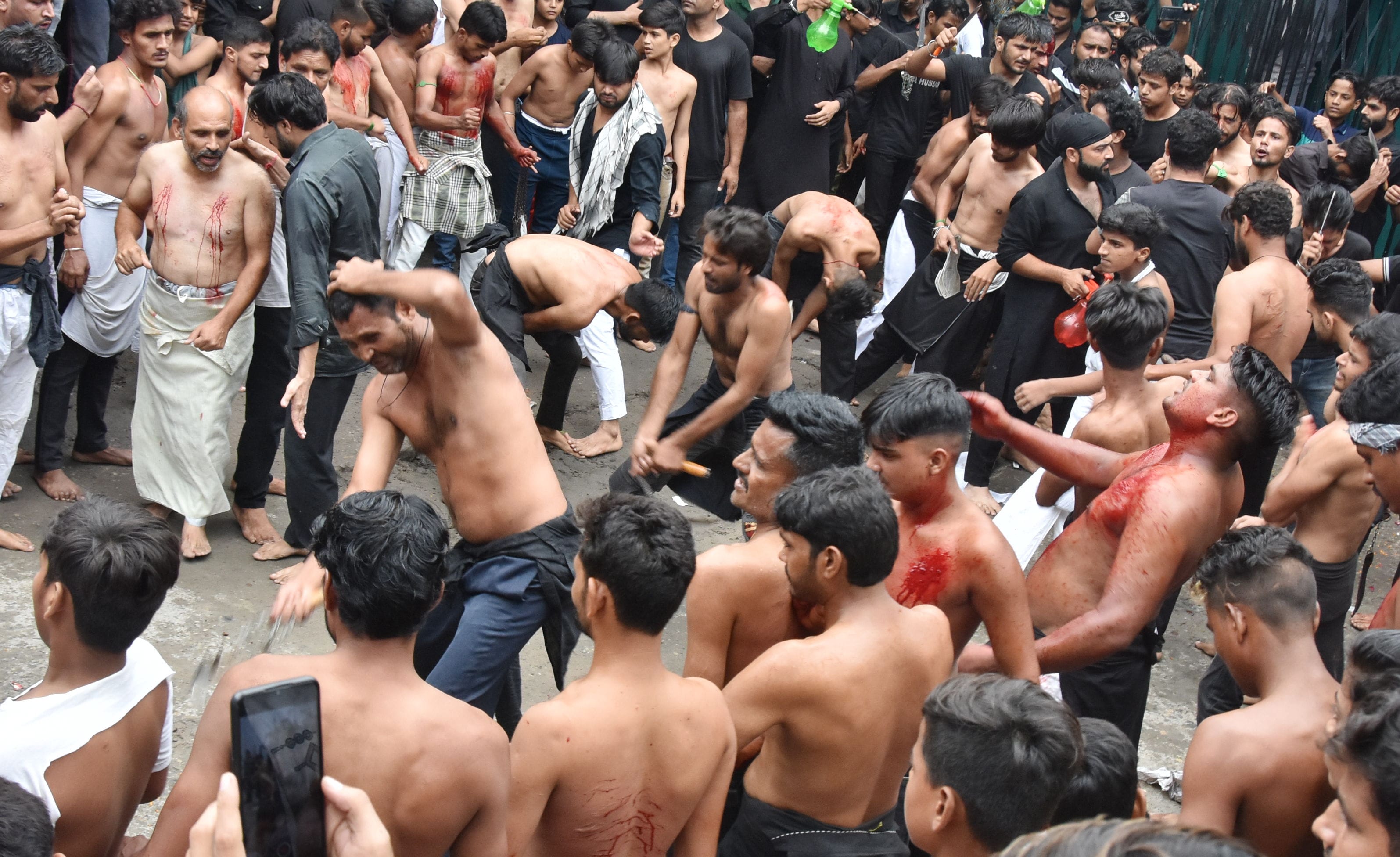 छोटे इमाम बाड़ा पर मोर्हम पर मातम करते सोगवार छोटे इमाम बाड़ा पर मोर्हम पर मातम करते सोगवार