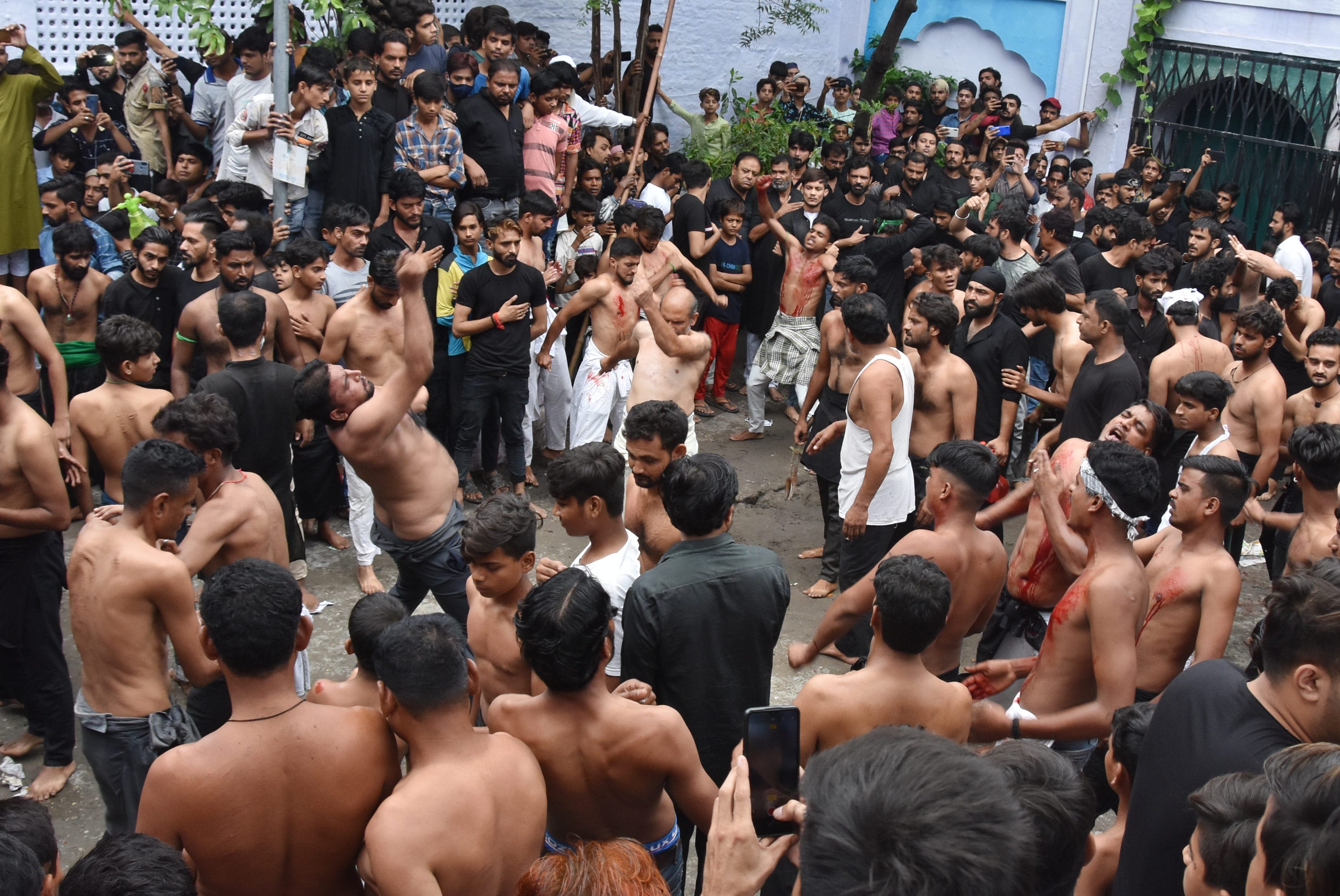 छोटे इमाम बाड़ा पर मातम करते सोगवार छोटे इमाम बाड़ा पर मातम करते सोगवार