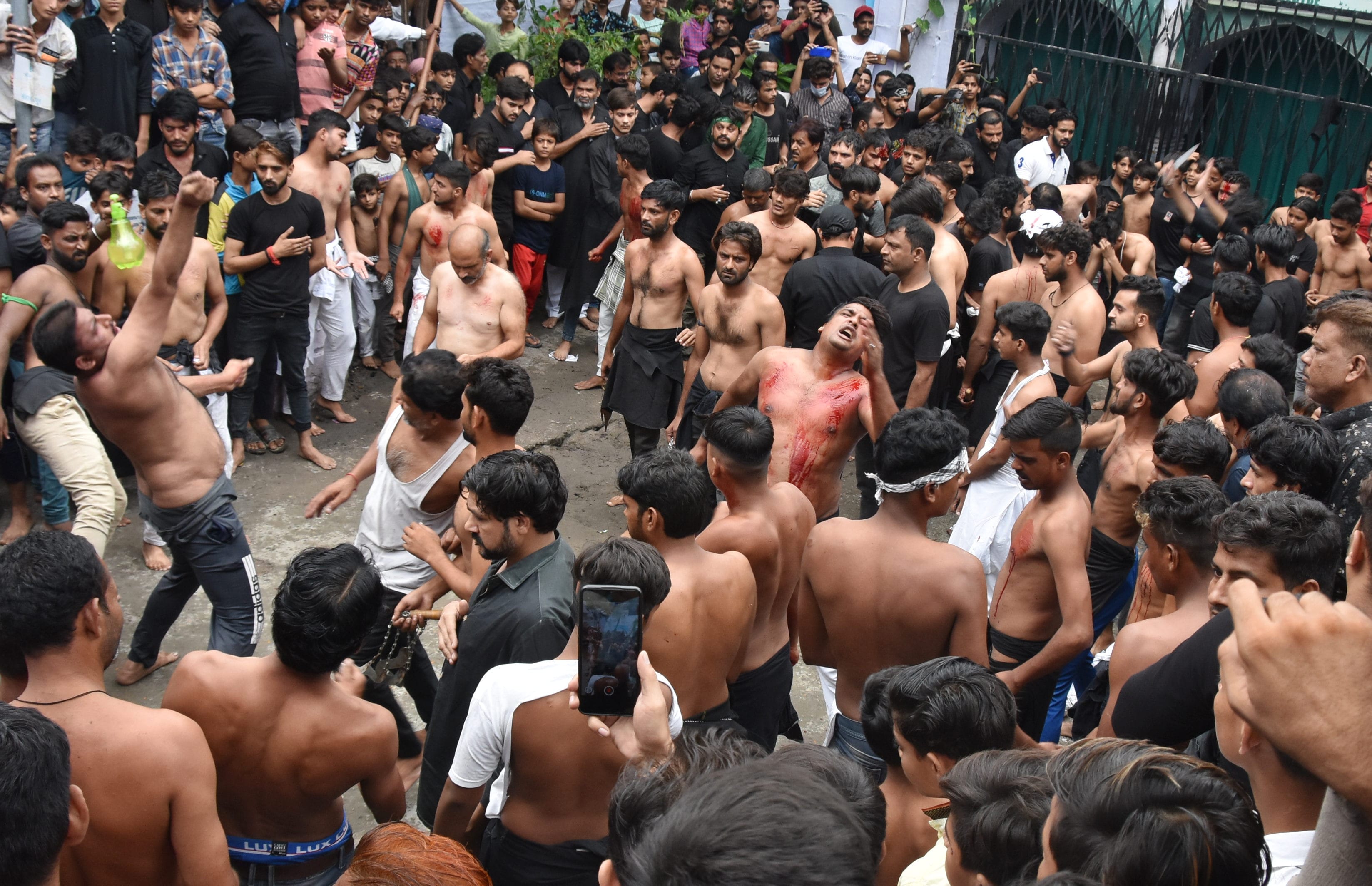 छोटे इमाम बाड़ा पर मोहर्रम पर मातम करते सोगवार छोटे इमाम बाड़ा पर मोहर्रम पर मातम करते सोगवार