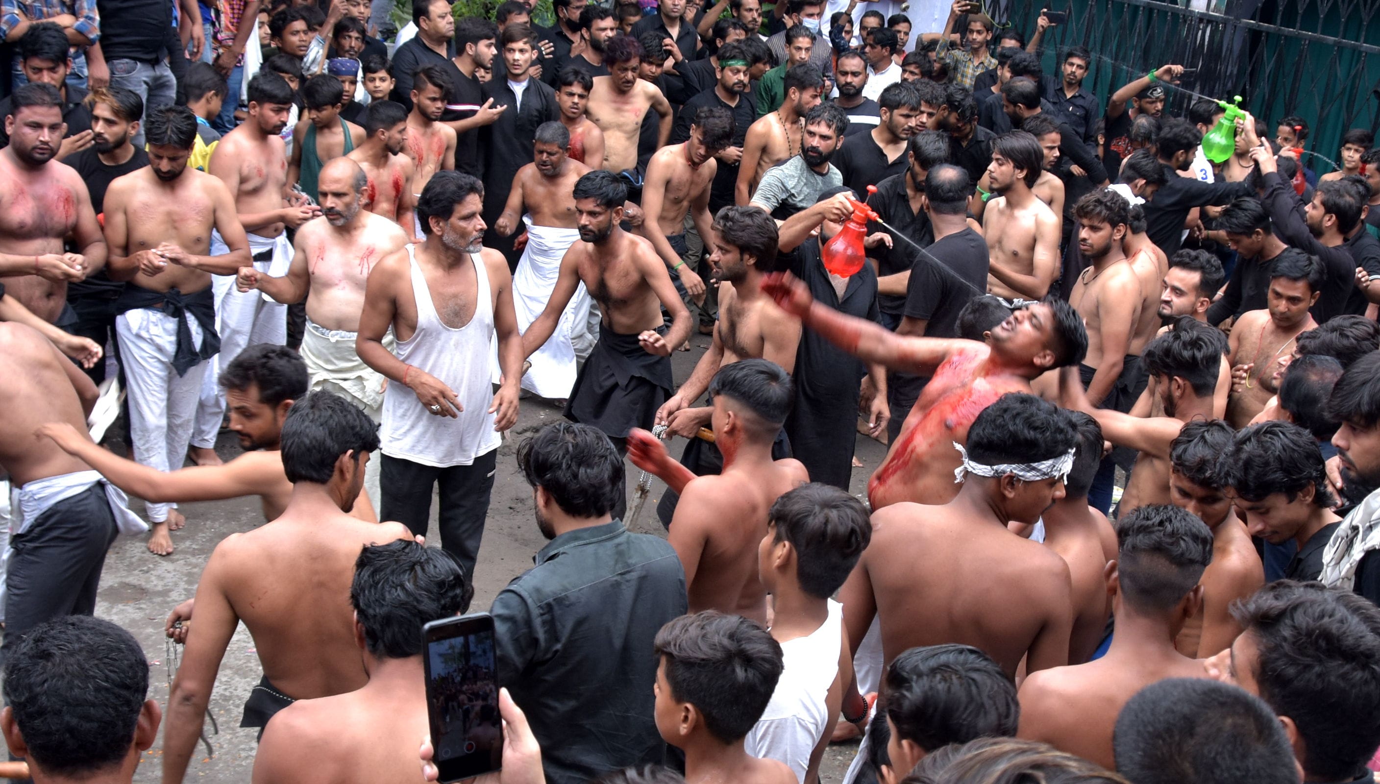 छोटे इमाम बाड़ा पर मोहर्रम पर मातम करते सोगवार छोटे इमाम बाड़ा पर मोहर्रम पर मातम करते सोगवार