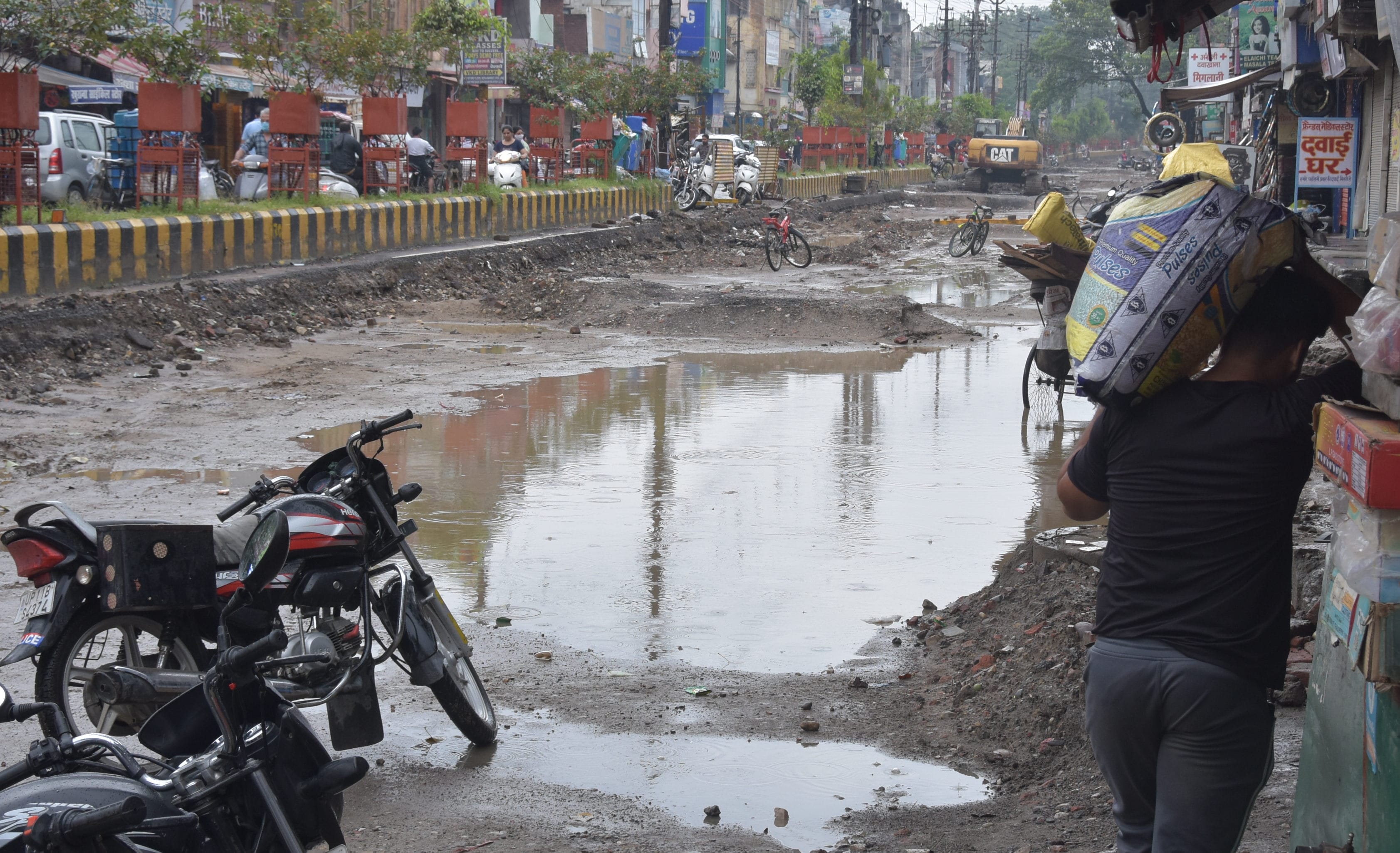 सहारनपुर में हुई बरसात में कोर्ट रोड़ पर ह़ुऐ गड़ढो में भरे पानी से बचकर जाते लोग सहारनपुर में हुई बरसात में कोर्ट रोड़ पर ह़ुऐ गड़ढो में भरे पानी से बचकर जाते लोग