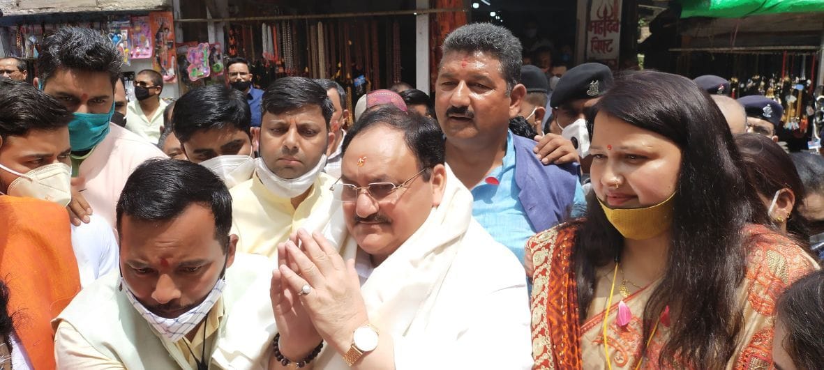 जागेश्वर धाम पहुंचने पर लोगों का अ भिवादन करते भाजपा के राष्ट्रीय अध्यक्ष जेपी नड्डा। (संवाद)