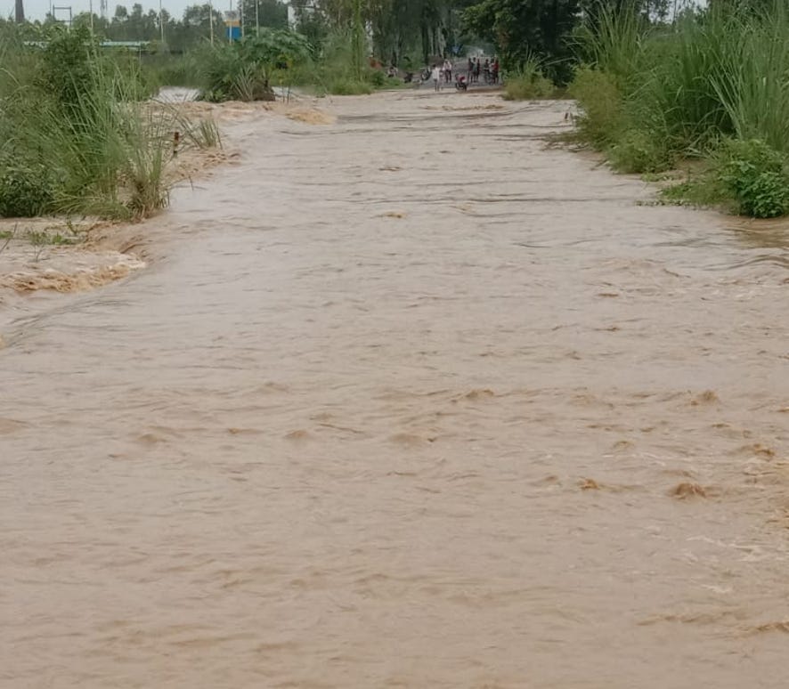 मंडावली के मोटा महादेव बाइपास मार्ग पर लकड़हान नदी रपटे पर पानी का तेज बहाव।