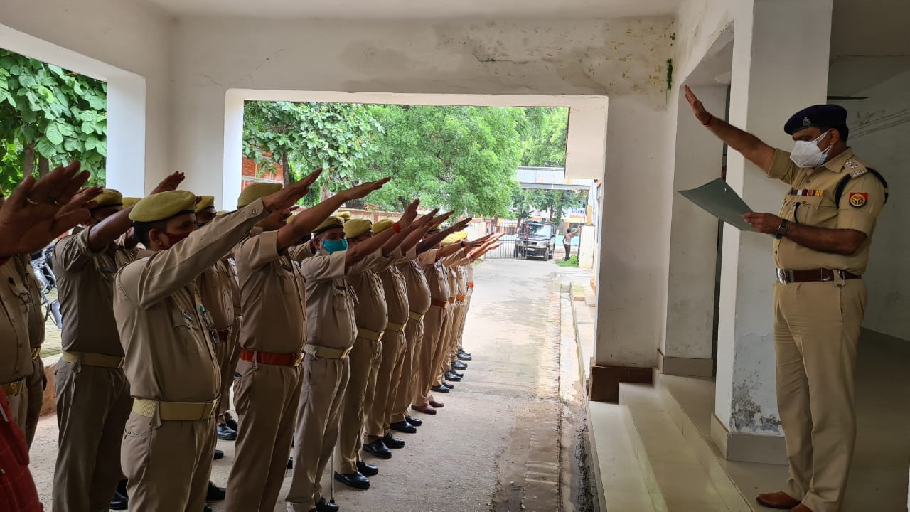 सद्भावना दिवस के मौके पर पुलिस ऑफिस में पुलिस कर्मियों को शपथ दिलाते सीओ सिटी जितेंद्र दुबे ।विज?