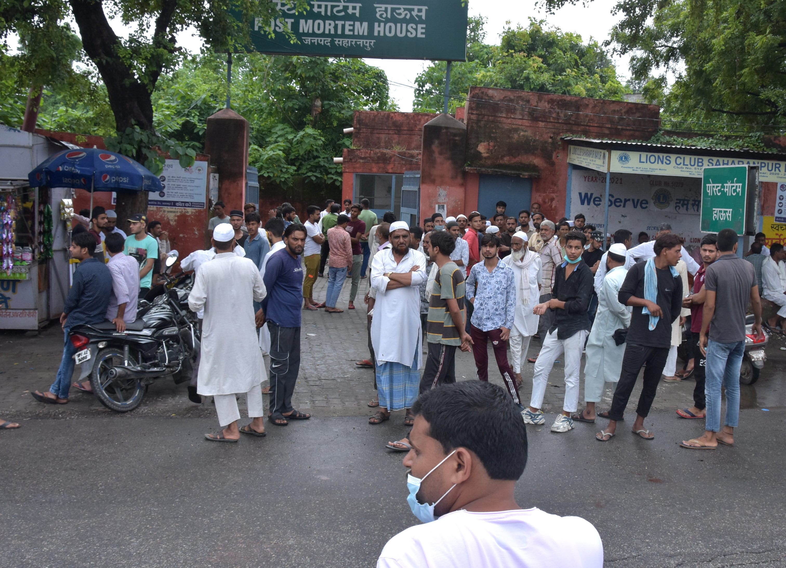 दहेज हत्या के मामले में पोस्टमार्टम हाऊस पर एकत्र परिजन व ग्रामीण दहेज हत्या के मामले में पोस्टमार्टम हाऊस पर एकत्र परिजन व ग्रामीण