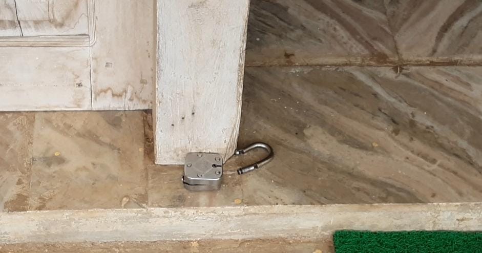 मन्दिर में टूटा पड़ा ताला मन्दिर में टूटा पड़ा ताला